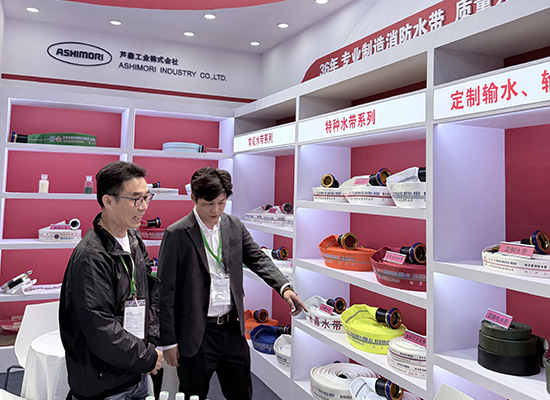 10月13日至16日，第二十一屆中國(guó)國(guó)際消防展在京舉行。上海華森消防科技發(fā)展有限公司攜全系列消防水帶產(chǎn)品參展，受到國(guó)內(nèi)外客戶的廣泛關(guān)注。??華森公司參展產(chǎn)品涵蓋常規(guī)水帶、特種水帶及定制輸水輸油系列，吸引了來(lái)自日本